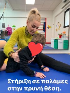 παιδί σε στήριξη σε παλάμες στην πρύνη θέση