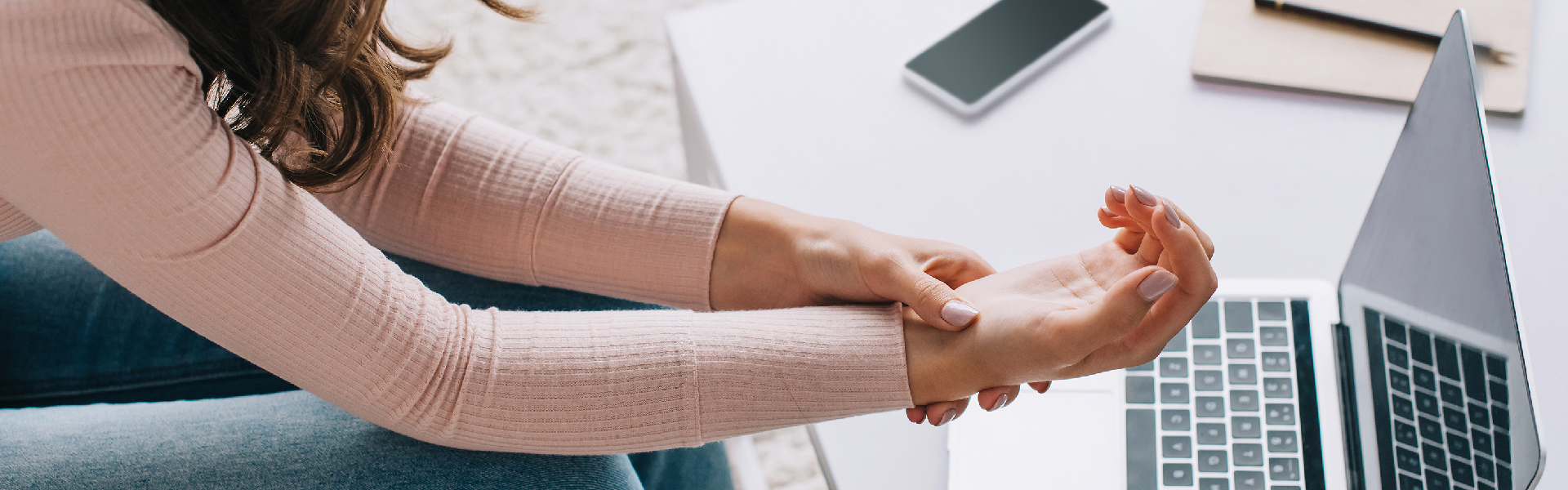 κοπέλα με πόνο στον καρπό