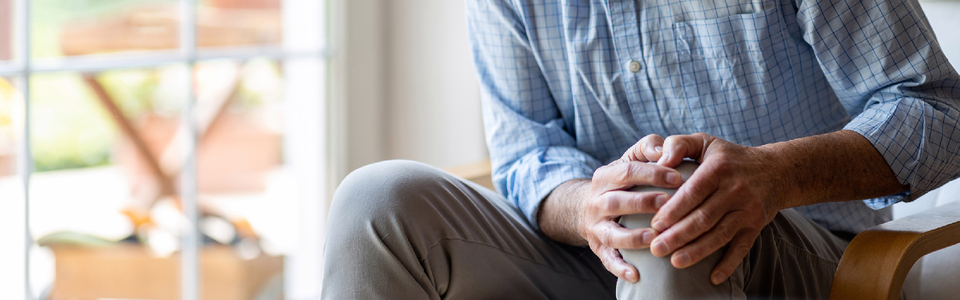 Άντρας με πόνο στο γόνατο