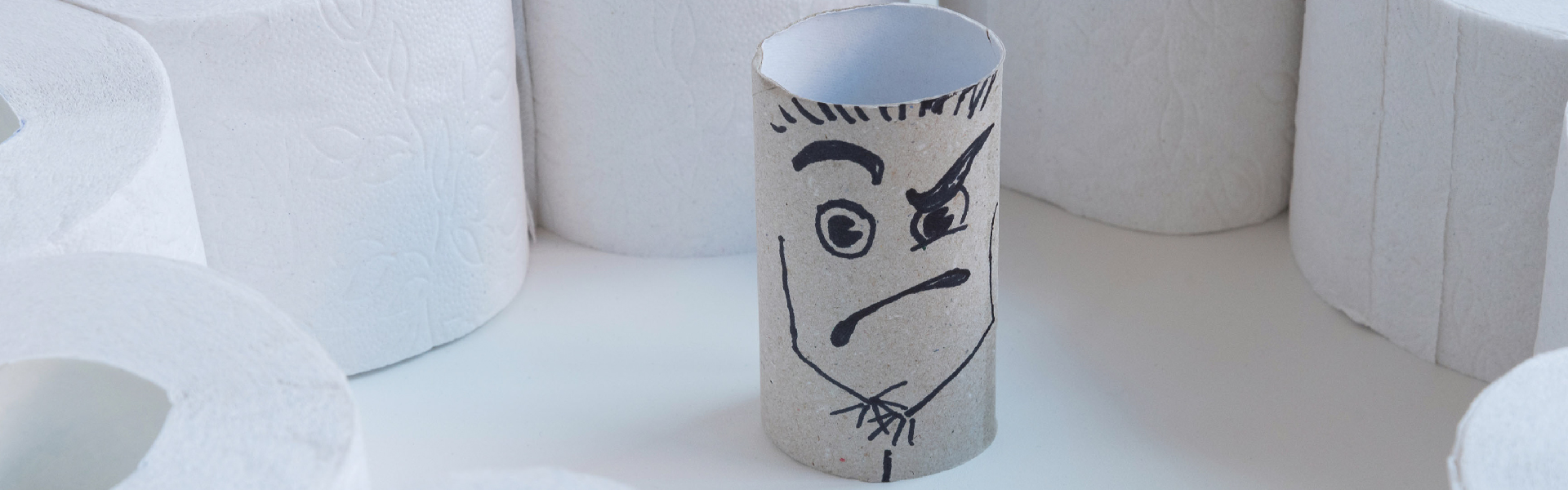 θυμωμένο ρολό χαρτιού υγείας ανάμεσα σε ρολά χαρτιού υγείας